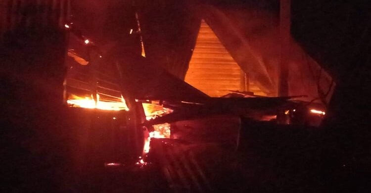 রায়পুরায় আগুনে পুড়লো ১০ দোকান ঘর রায়পুরায় আগুনে পুড়লো ১০ দোকান ঘর
