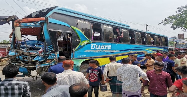 মরজালে যাত্রীবাহীবাস নিয়ন্ত্রণ হারিয়ে চার গাড়িতে ধাক্কায় আহত ১৫ মরজালে যাত্রীবাহীবাস নিয়ন্ত্রণ হারিয়ে চার গাড়িতে ধাক্কায় আহত ১৫