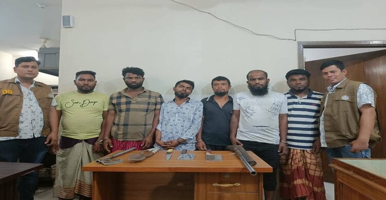 রায়পুরায় ডাকাতির প্রস্তুতির সময় বন্দুক ও দেশীয় অস্ত্রসহ ৬ জন গ্রেপ্তার রায়পুরায় ডাকাতির প্রস্তুতির সময় বন্দুক ও দেশীয় অস্ত্রসহ ৬ জন গ্রেপ্তার