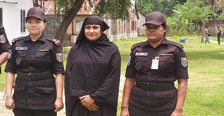 নরসিংদী রেল স্টেশনে তরুণীকে হেনস্তা: অভিযুক্ত নারী ৩ দিনের রিমান্ডে নরসিংদী রেল স্টেশনে তরুণীকে হেনস্তা: অভিযুক্ত নারী ৩ দিনের রিমান্ডে