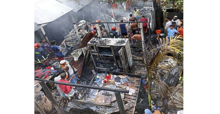 আগুনে পুড়লো কৃষক ও রিকশা চালকের দুই ঘর আগুনে পুড়লো কৃষক ও রিকশা চালকের দুই ঘর