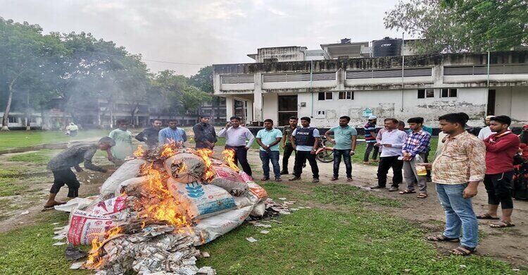 রায়পুরায় বিনষ্ট করা হলো প্রায় ২ লাখ এনআইডি কার্ড রায়পুরায় বিনষ্ট করা হলো প্রায় ২ লাখ এনআইডি কার্ড