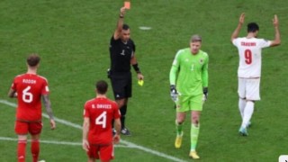 বিশ্বকাপের প্রথম লালকার্ড পেলেন ওয়েলস গোলরক্ষক ওয়েইন হেনেসি