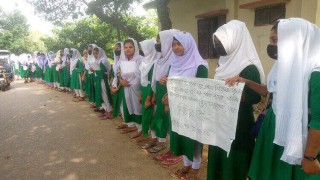 বেলাবতে শিক্ষককে হুমকি ও অপমানের প্রতিবাদে মানববন্ধন