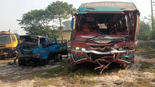 নীলকুঠিতে দুই বাস ও পিকআপের ত্রিমুখী সংঘর্ষে নিহত ৩