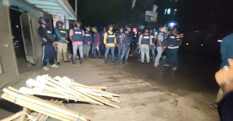নরসিংদীতে বিএনপির কার্যালয়ে পুলিশের অভিযান, অস্ত্রশস্ত্রসহ আটক ১০ নরসিংদীতে বিএনপির কার্যালয়ে পুলিশের অভিযান, অস্ত্রশস্ত্রসহ আটক ১০