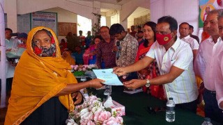 পলাশে বয়স্ক ও প্রতিবন্ধী ব্যক্তিদের ভাতার বই বিতরণ