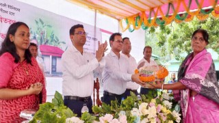 পলাশে আশ্রয়ন প্রকল্প পরিদর্শনে বিভাগীর কমিশনার