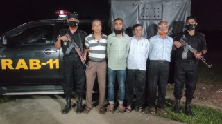 পলাশে সনদ ছাড়াই ডাক্তার পরিচয়ে চিকিৎসার অভিযোগে চারজন আটক