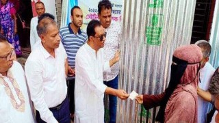 পলাশে অসহায় ১৯ পরিবারের মাঝে ঢেউটিন ও চেক বিতরণ