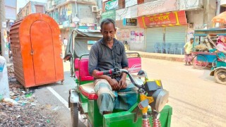সবাই যখন ঈদ উদযাপনে ব্যস্ত, আর তারা দিচ্ছেন সেবা    সবাই যখন ঈদ উদযাপনে ব্যস্ত, আর তারা দিচ্ছেন সেবা