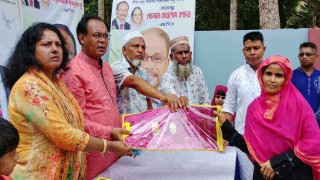 পলাশে অসহায় মানুষের মাঝে ঈদ উপহার বিতরণ