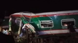 কুমিল্লায় দুটি ট্রেনের সংঘর্ষ, ইঞ্জিনসহ ৫ বগি লাইনচ্যুত
