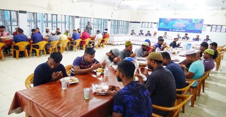 রমজান মাসব্যাপী পুলিশ সদস্যদের জন্য জেলা পুলিশের ইফতার আয়োজন রমজান মাসব্যাপী পুলিশ সদস্যদের জন্য জেলা পুলিশের ইফতার আয়োজন