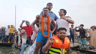 টানা ৩০ ঘন্টা সাঁতার কেটে আখাউড়া থেকে নরসিংদী পৌঁছলেন বকুল সিদ্দিকী টানা ৩০ ঘন্টা সাঁতার কেটে আখাউড়া থেকে নরসিংদী পৌঁছলেন বকুল সিদ্দিকী