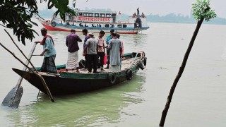 রায়পুরার কালিকাপুর লঞ্চঘাটে পন্টুন না থাকায় দুর্ভোগে যাত্রীরা