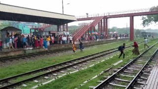 কাজ করছিল না ব্রেক, স্টেশন ছেড়ে ২ শত মিটার দূরে গিয়ে থামল ট্রেন