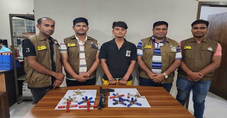 রায়পুরায় ওয়ান শুটারগান ও ৪৬ রাউন্ড কার্তুজসহ একজন গ্রেপ্তার রায়পুরায় ওয়ান শুটারগান ও ৪৬ রাউন্ড কার্তুজসহ একজন গ্রেপ্তার
