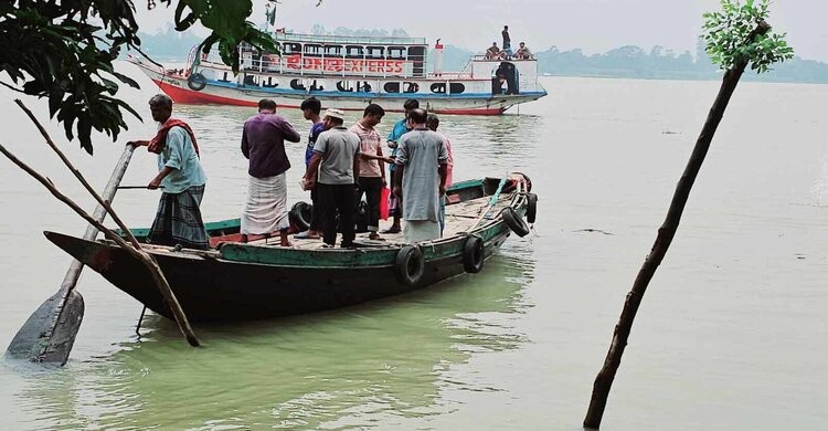 রায়পুরার কালিকাপুর লঞ্চঘাটে পন্টুন না থাকায় দুর্ভোগে যাত্রীরা রায়পুরার কালিকাপুর লঞ্চঘাটে পন্টুন না থাকায় দুর্ভোগে যাত্রীরা