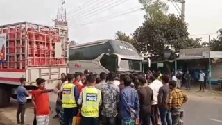 ট্রাক চাপায় গেল প্রাণ, বাবার সাথে শেষ দেখা হলো না শিশুটির