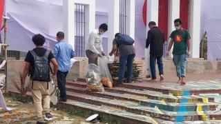 স্বেচ্ছায় শহীদ মিনার পরিস্কার করলো একদল যুবক