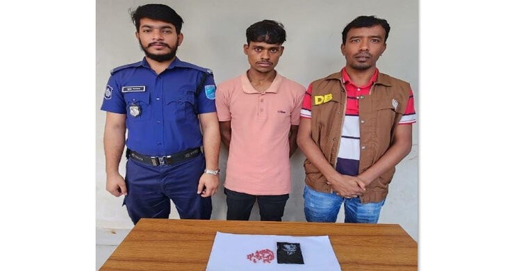 নরসিংদীতে পৃথক অভিযানে ইয়াবা ও গাঁজাসহ গ্রেপ্তার ২ নরসিংদীতে পৃথক অভিযানে ইয়াবা ও গাঁজাসহ গ্রেপ্তার ২
