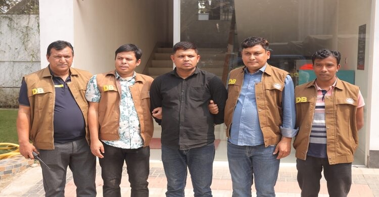 নরসিংদীতে ভুয়া পুলিশ সদস্য গ্রেপ্তার নরসিংদীতে ভুয়া পুলিশ সদস্য গ্রেপ্তার