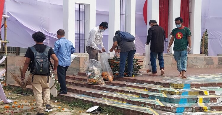 স্বেচ্ছায় শহীদ মিনার পরিস্কার করলো একদল যুবক স্বেচ্ছায় শহীদ মিনার পরিস্কার করলো একদল যুবক