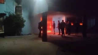 নরসিংদীতে বিএনপির আহবায়ক খায়রুল কবীর খোকনের বাসভবনে অগ্নিসংযোগ