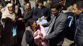 নরসিংদীতে শীতার্ত দুস্থ মানুষের মাঝে কম্বল বিতরণ করলেন জেলা প্রশাসক