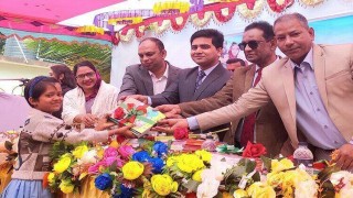 পলাশে ৫ লাখ শিক্ষার্থীর মাঝে নতুন বই বিতরণ