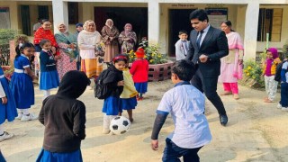 পলাশে মানসম্মত শিক্ষা বাস্তবায়নে শিক্ষার্থীদের পাশে ইউএনও