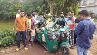 ঘোড়াশালে কাভার্ড ভ্যানের সাথে সিএনজির সংঘর্ষে দুইজন নিহত, আহত ৪