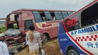 সিরাজগঞ্জে বাস ও এ্যাম্বুলেন্স সংঘর্ষে ৩ জন নিহত, আহত ৫