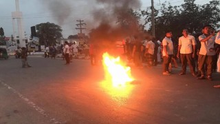 শিবপুরে গুলিবিদ্ধ উপজেলা চেয়ারম্যান নিহতের প্রতিবাদে বিক্ষোভ, সড়ক অবরোধ