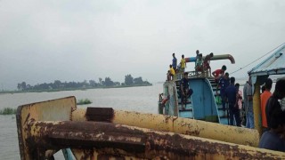 মেঘনায় অবৈধভাবে বালু উত্তোলনের সময় ড্রেজার আটক