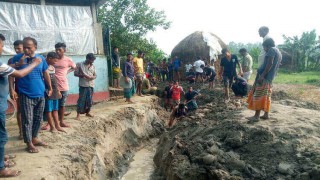 বেলাবতে খাল ভরাটে জলাবদ্ধতা, বাধ্য হয়ে কেটে দিল এলাকাবাসী