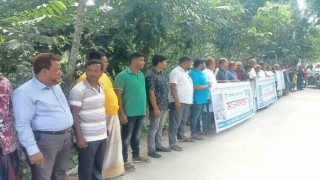 বেলাবতে প্রবাসীকে কুপিয়ে হত্যা চেষ্টার প্রতিবাদে মানববন্ধন