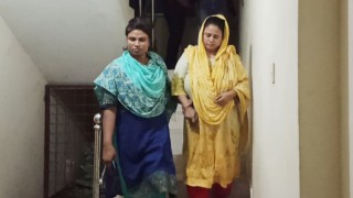 ঘোড়াশালে গৃহকর্মীকে নির্যাতনের অভিযোগে চিকিৎসকের স্ত্রী গ্রেপ্তার