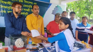 পলাশে শিক্ষার্থীদের মাঝে শিক্ষাবৃত্তি ও শিক্ষা উপকরণ বিতরণ