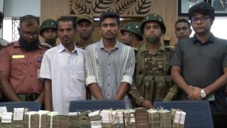 নরসিংদীতে  ৮৮ লাখ ৫০ হাজার টাকাসহ তিনজনকে আটক করল শিক্ষার্থীরা