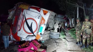 বাসাইল ওভারপাস হতে যাত্রীবাহী বাস পড়ে নিহত ১, আহত ৪৪