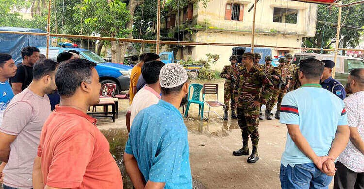 নরসিংদীতে সেনাবাহিনীর সহায়তায় স্বাভাবিক হচ্ছে পুলিশের কার্যক্রম নরসিংদীতে সেনাবাহিনীর সহায়তায় স্বাভাবিক হচ্ছে পুলিশের কার্যক্রম