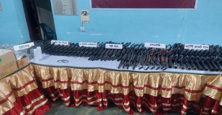 ৬০টি আগ্নেয়াস্ত্রসহ ৪ হাজার রাউন্ড গোলাবারুদ উদ্ধার সেনাবাহিনীর, র্যাবের কাছে হস্তান্তর ৬০টি আগ্নেয়াস্ত্রসহ ৪ হাজার রাউন্ড গোলাবারুদ উদ্ধার সেনাবাহিনীর, র্যাবের কাছে হস্তান্তর
