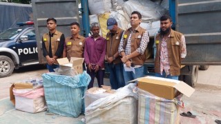 নরসিংদীতে অবৈধ ভারতীয় প্রসাধনীসহ কাভার্ড ভ্যান জব্দ, আটক ১