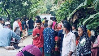 সড়কের পাশে পড়েছিল মধ্যবয়সী এক বক্তির মরদেহ