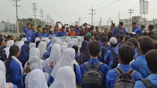 নরসিংদীতে ৬ দফা দাবিতে পলিটেকনিক শিক্ষার্থীদের মহাসড়ক অবরোধ