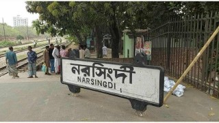 নরসিংদীতে রেললাইনে হাটার সময় ট্রেনে কাটাপড়ে গৃহবধূ নিহত নরসিংদীতে রেললাইনে হাটার সময় ট্রেনে কাটাপড়ে গৃহবধূ নিহত
