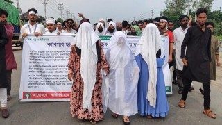 নরসিংদীতে কাফনের কাপড় পড়ে পলিটেকনিক শিক্ষার্থীদের মিছিল