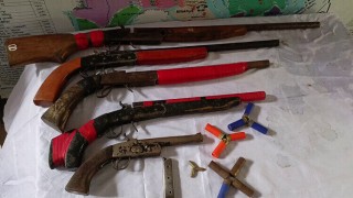 রায়পুরায় বাড়ি হতে ৫টি একনলা বন্দুক, ১৮টি ককটেল ও গুলি উদ্ধার